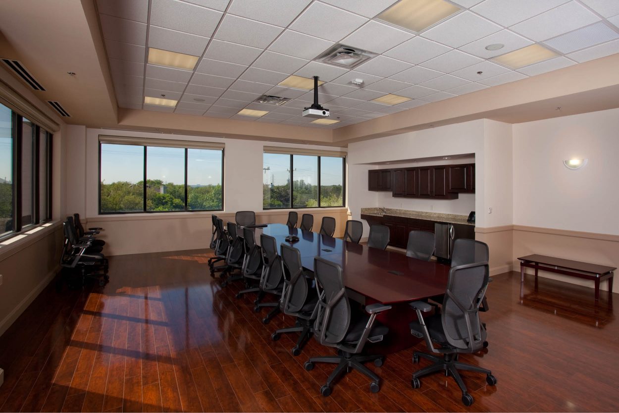 trilin- TRI-LIN Office Finish-Out – Spacious conference room with large boardroom table and seating for corporate meetings in San Antonio.